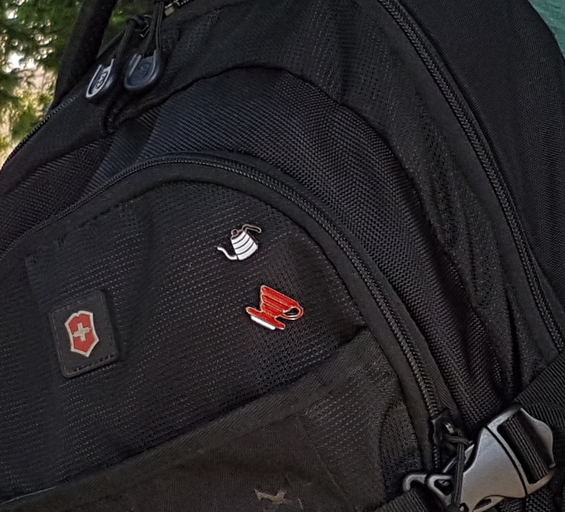 Coffeeandjoy pins mochila detalhes